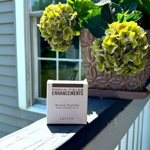 Rodan and Fields Mineral Peptides. Bronze. SPF 20 Sealed